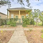 Rustic Getaway In Central Nola Location!