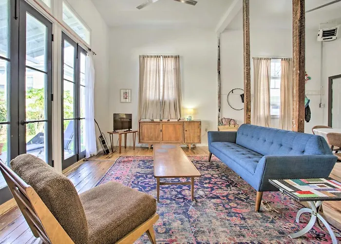 Rustic Getaway In Central Nola Location!