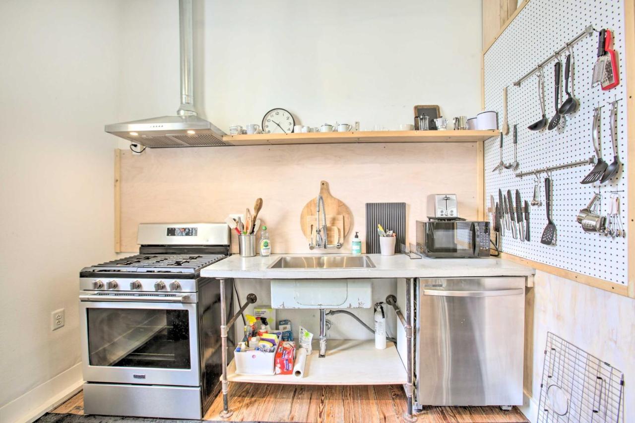 Rustic Getaway In Nola Location! *